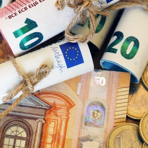 Leul se menține stabil în ciuda presiunilor economice și politice