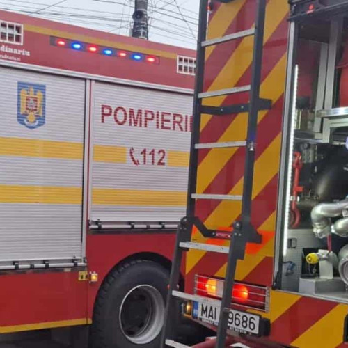 Pompierii intervind pentru stingerea unui incendiu în localitatea Șard