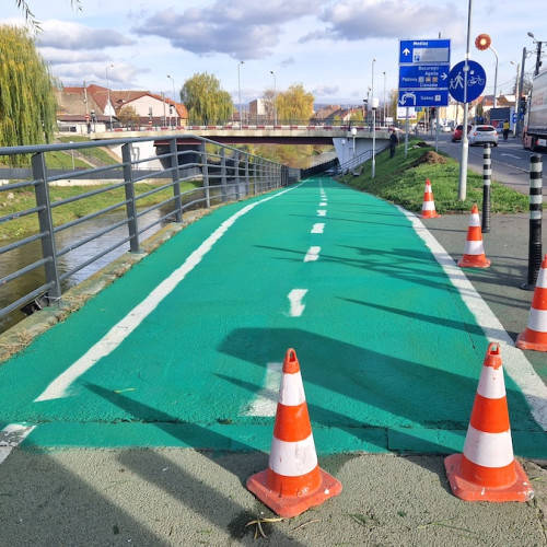 Primăria Sibiu îmbunătățește aderența pe pista de biciclete de pe malul Cibinului
