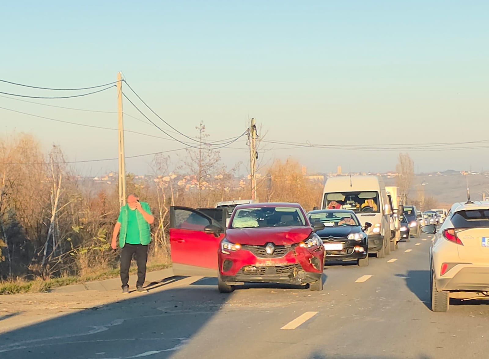 Autoturism implicat într-un accident cu o combină pe drumul Botoșani-Suceava