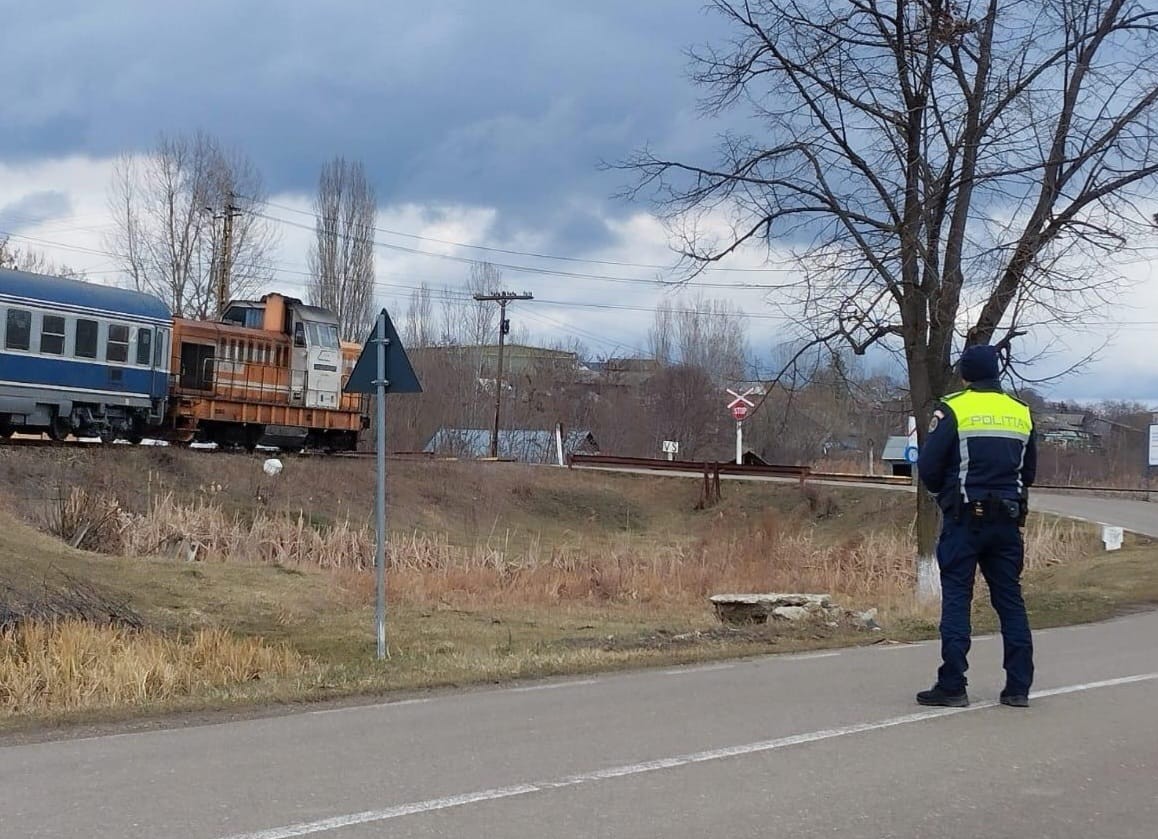 Polițiștii din Dorohoi și Săveni intensifică controalele la trecerile la nivel cu calea ferată