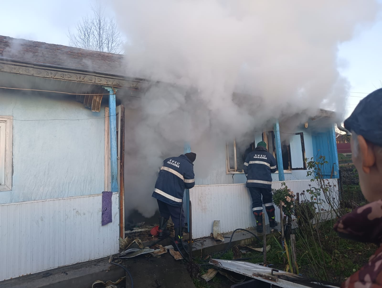 O femeie în vârstă de 83 de ani a scăpat nevătămată după un incendiu în Tătărășeni
