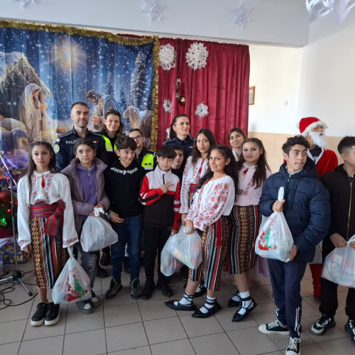 Polițiștii din Vaslui aduc bucurie copiilor de la Centrul Școlar pentru Educație Incluzivă Negrești