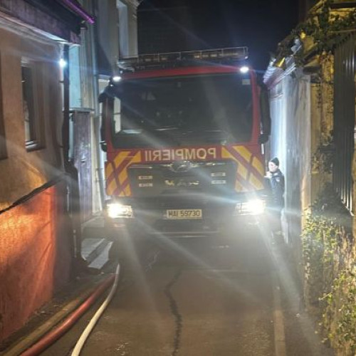 Pompierii evacuează cinci persoane în urma unui incendiu într-un apartament