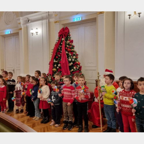 Colindătorii din multiple școli au animat sala Primăriei Oradea de Sărbători