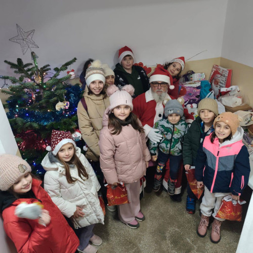 Comunitatea Portului Galați dă viață scării blocului prin decorarea de Crăciun