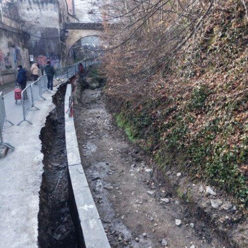 Primăria Brașov reia lucrările de intervenție la malurile pârâului Graft după obținerea avizelor