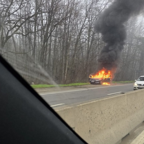 Trafic oprit pe DN1 în Ilfov din cauza unui autoturism în flăcări