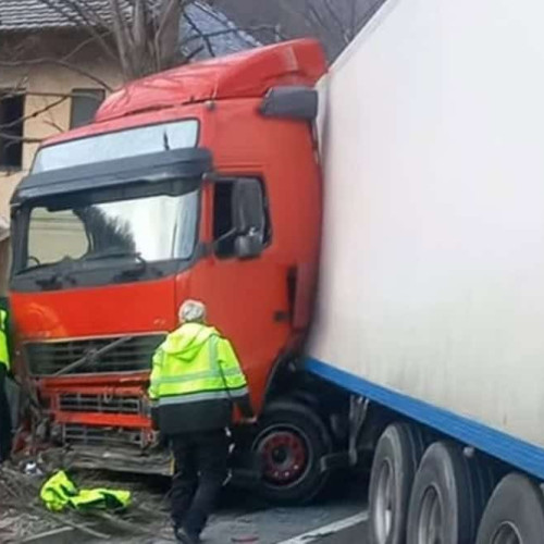 Accident rutier pe DN66 la Lainici fără victime, cu un TIR și un autoturism implicate