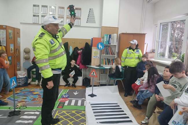 Polițiștii locali susțin lecții de siguranță rutieră în școlile din Timișoara