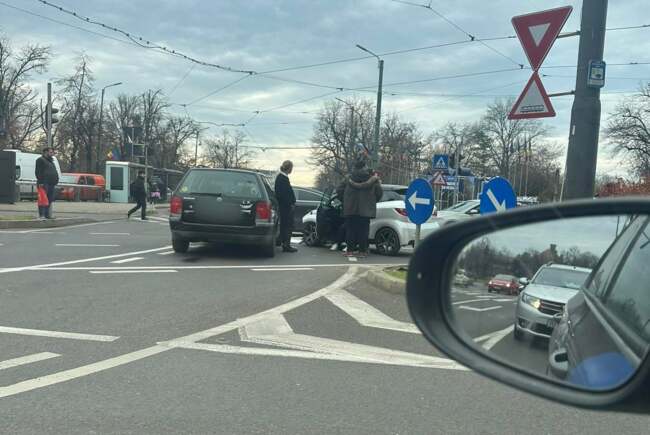 Tânără de 16 ani implicată în accident rutier după ce a trecut pe roșu în Alba Iulia