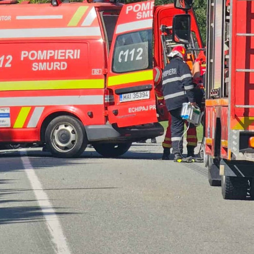 Intervenție pentru stingerea unui incendiu și extragerea unei persoane după un accident în Gura Cornei
