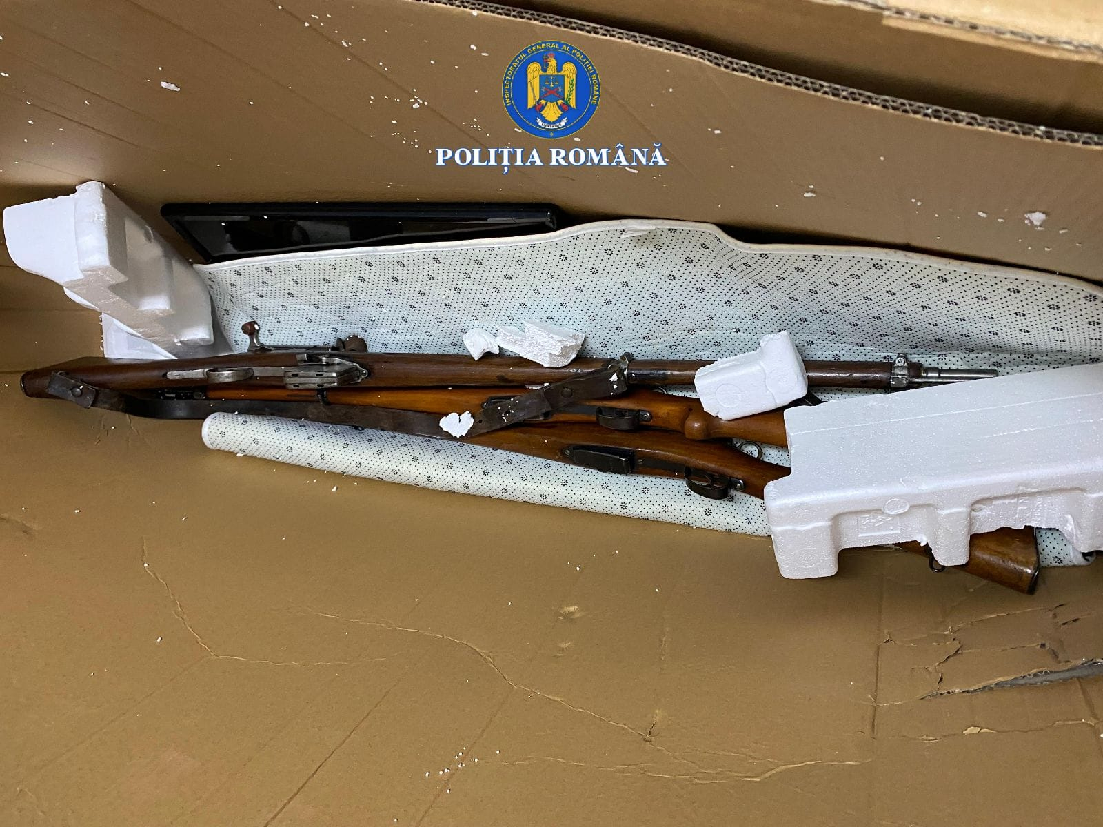 Polițiștii din Galați au descoperit arme letale într-un colet ridicat de o femeie