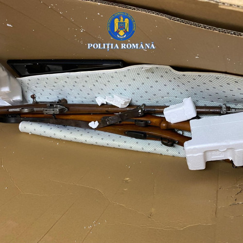 Polițiștii din Galați au descoperit arme letale într-un colet ridicat de o femeie