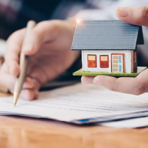 Guvernul modifică regulile privind impozitele locale pentru 2026 și menține impozitarea clădirilor până în 2027