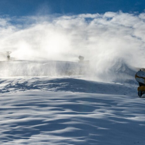 Stațiunea Straja deschide sezonul de schi pe 20 decembrie cu zăpadă artificială