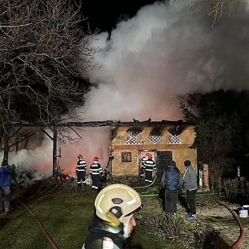 Pompierii din Sfântu Gheorghe au stins un incendiu puternic în localitatea Dobârlău