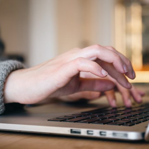 Numărul românilor care fac cumpărături online a crescut semnificativ în primul trimestru din 2025