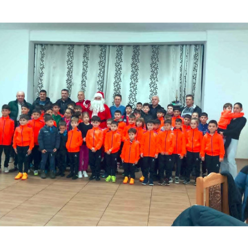 Clubul Viitorul Ianca a oferit cadouri de Crăciun pentru peste 80 de copii și sportivi