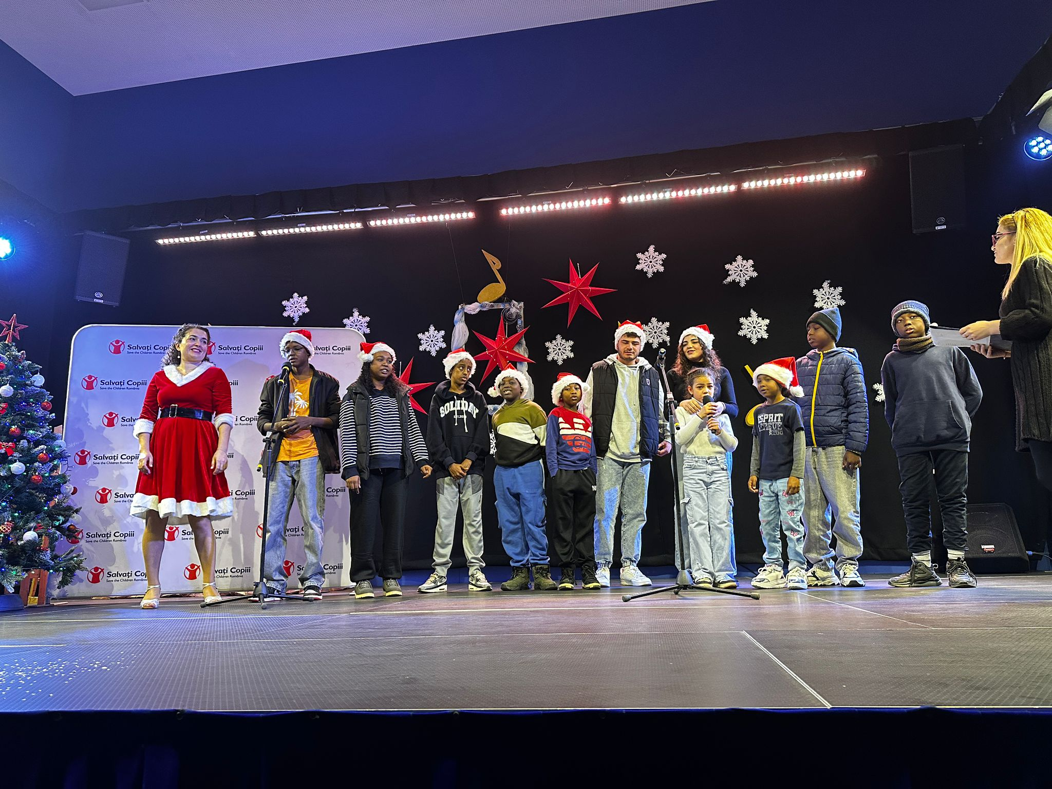 Copiii refugiați și români au oferit un spectacol la Festivalul „Magie de iarnă” din Galați