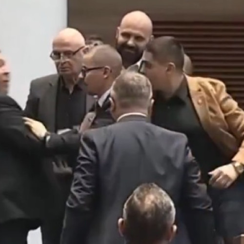 Video Bătaie în Parlamentul bulgar în timpul dezbaterii bugetului de stat