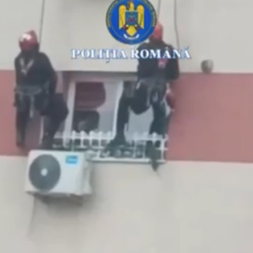 Poliţia Capitalei coordonează intervenţia pentru salvarea unei femei baricadate în Sector 3