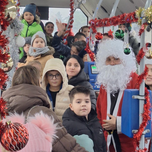 Autobuzul Fermecat al lui Moș Crăciun aduce bucurie copiilor din Botoșani