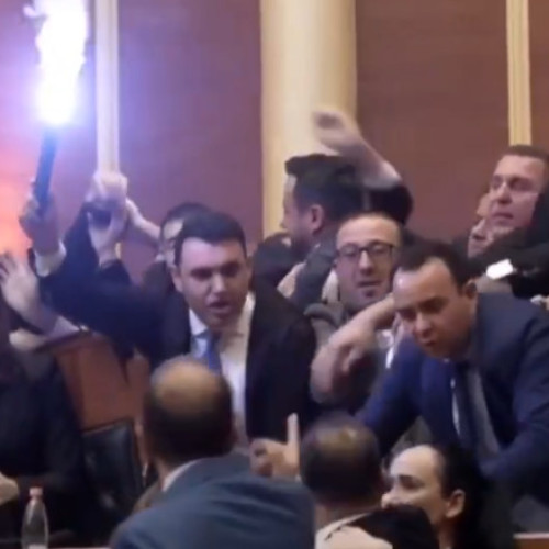 Opoziția albaneză a provocat un conflict cu poliția în parlament pe fondul acuzațiilor de corupție