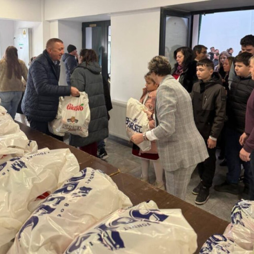 Moș Crăciun aduce bucurie la Moara printr-un spectacol tradițional