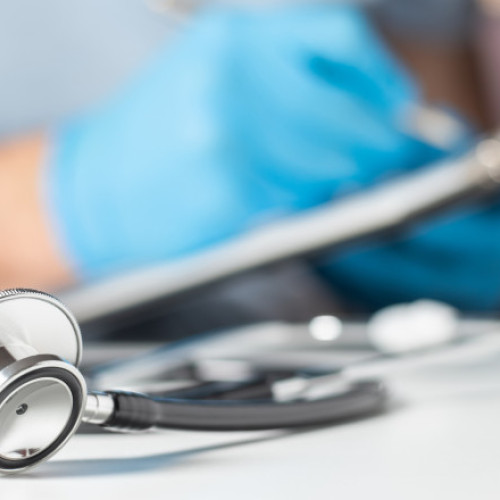 Guvernul prelungește cumulul pensiei cu salariul și simplifică accesul medicilor în sistemul public