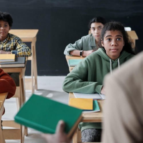 Guvernul britanic instruiește profesorii pentru a combate sexismul în școli