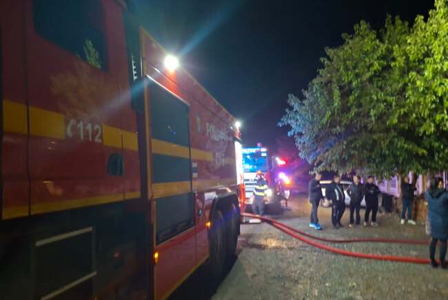 Pompierii din Timișoara au intervenit pentru stingerea unui incendiu extins la o anexă