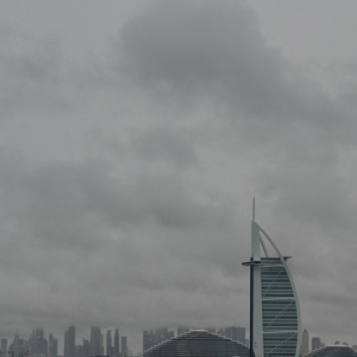 Poliția din Dubai îndeamnă locuitorii să evite ieșirea din case din cauza ploilor abundente