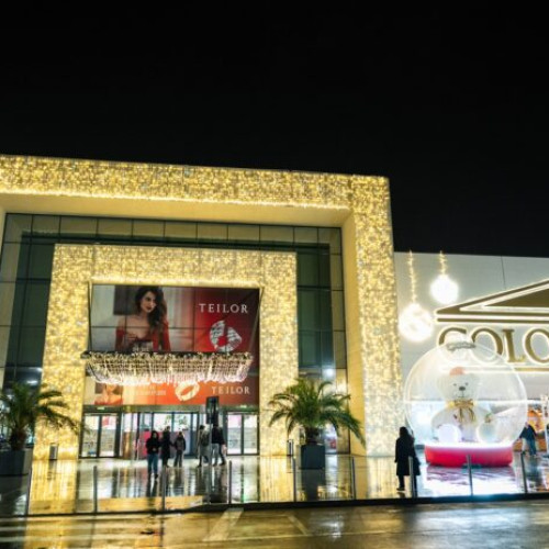 Moș Crăciun traversează Bucureștiul cu un convoi electric în Polul Colosseum Mall