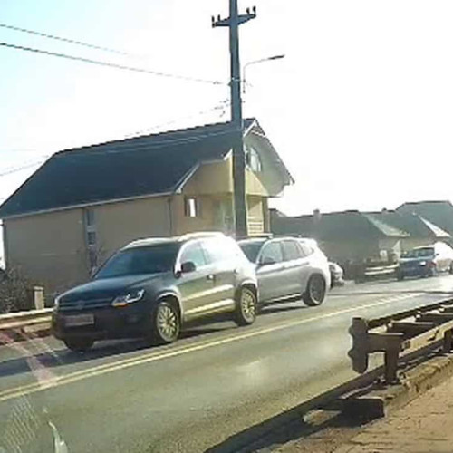 Două mașini s-au ciocnit în intersecția străzilor Zlatnei și Pădurii din Micești