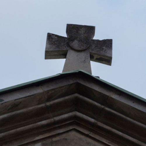 Viceprimarul din Drăgășani și-a mutat biroul în cimitir într-un conflict cu primarul