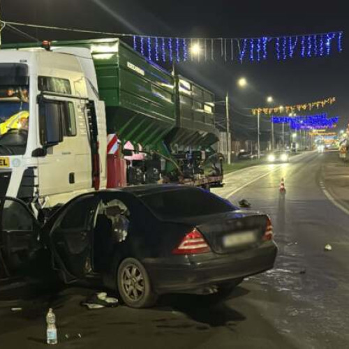 Bărbat rănit grav după coliziunea dintre un autoturism și un autocamion pe DN59A