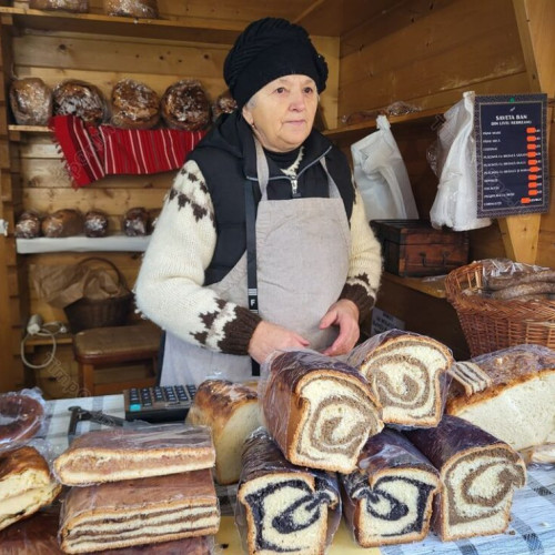 Produselor tradiționale de la piața locală le-au rămas prețurile din 2024, spun comercianții