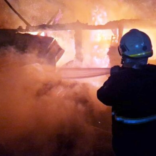 Pompierii din Focșani acționează pentru stingerea unui incendiu la o casă din Tătăranu