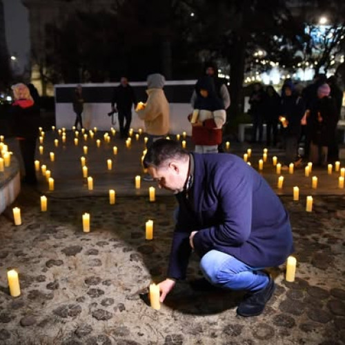 Primarul Ciprian Ciucu aprinde o lumânare în memoria victimelor Revoluției în Piața Revoluției