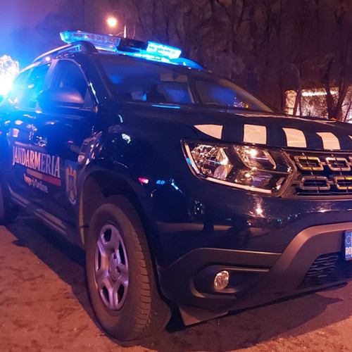 Trei tineri prinși cu substanțe suspecte și cuțit pe un spațiu comercial părăsit