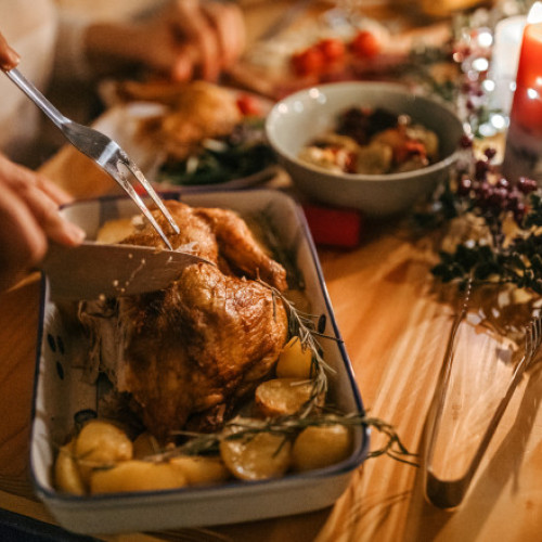 Românii întâmpină Sărbătorile cu mese încărcate și riscuri alimentare confirmate de specialiști
