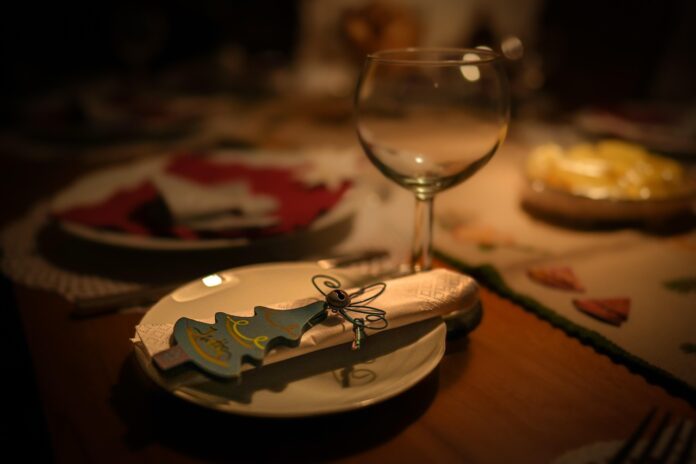 Românii comandă cozonaci și produse esențiale pentru sărbători, potrivit raportului Glovo