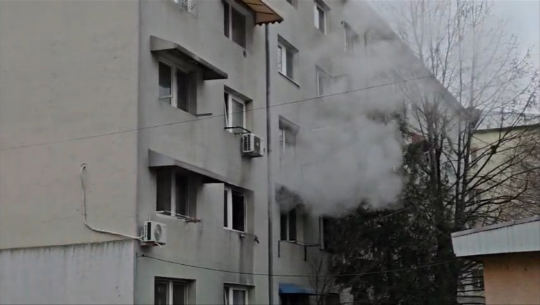 Video Explozie puternică, urmată de incendiu, într-un bloc din Focșani. O femeie este în stare gravă, cu arsuri pe 70% din corp