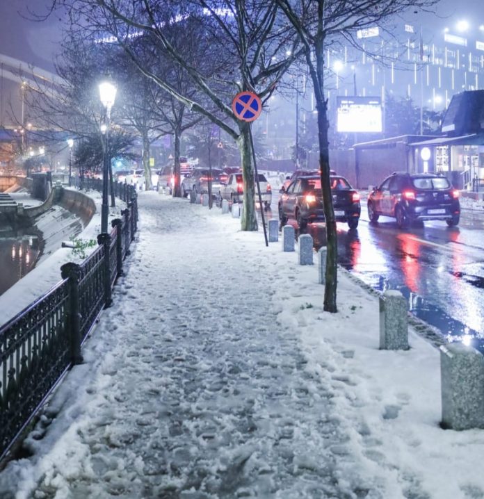 ANM anunță răcire și precipitații de Ajun în toată țara după zile mai calde