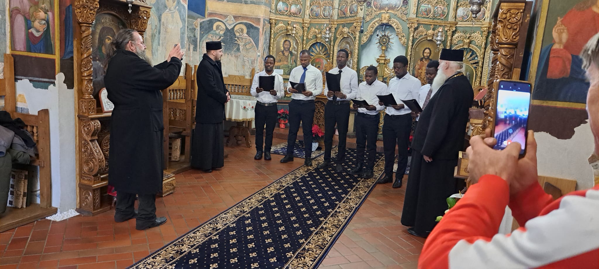 Tineri teologi africani aduc colinde la Mănăstirea Coșula și evidențiază universalitatea credinței