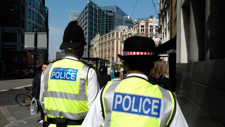 Șase bărbați, inclusiv un bărbat din Marea Britanie, acuzați de infracțiuni sexuale în cazul fostei soții