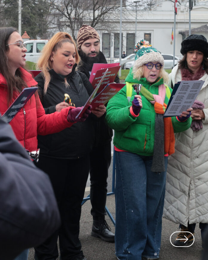 Comunitatea Declic susține magistrații prin colinde protest la Cotroceni