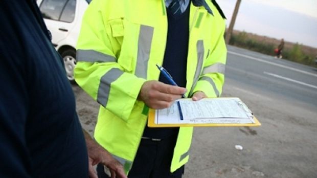 Tânăr fără permis și sub influența alcoolului, implicat într-un accident la Tinoasa