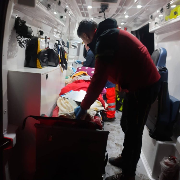 Salvamont Maramureș a evacuat o femeie cu probleme medicale din zona Vișeu de Jos